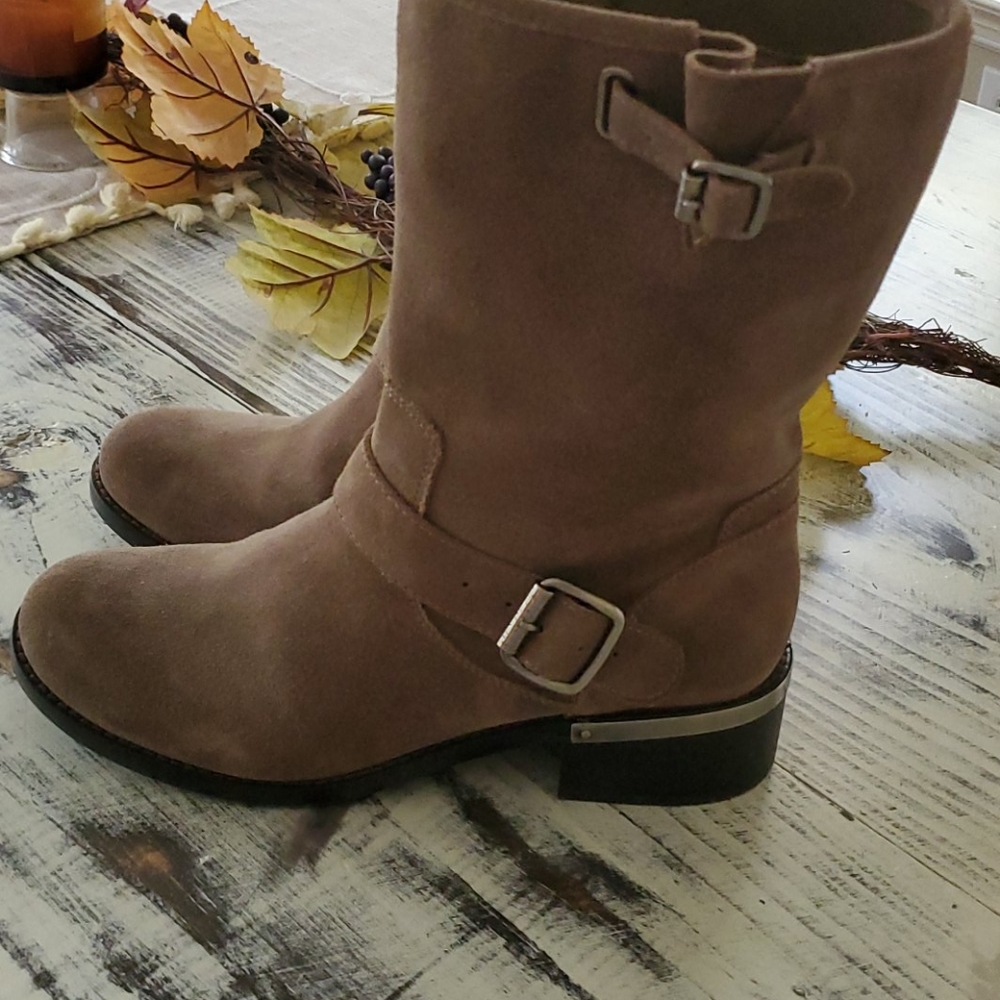 Boots - Picture 2 of 5